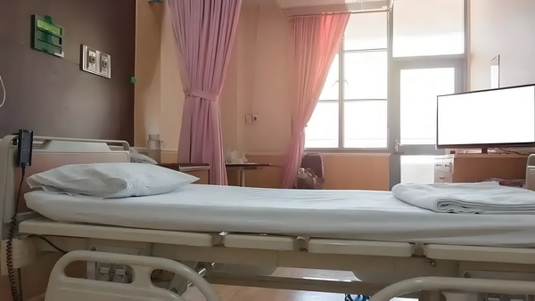 人才服务中心_电影《南京照相馆》票房破4亿 4亿老人精神生活丰富